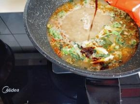 再加入辣椒油。（辣椒油的量可以根据个人口味放，我放了一半）