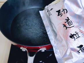 煮拉面，水烧开后将拉面下锅。
