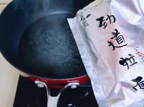 煮拉面，水烧开后将拉面下锅。