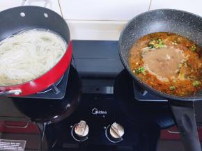 大火煮2分钟，捞出过冷水，两锅同时开启！(^_^)