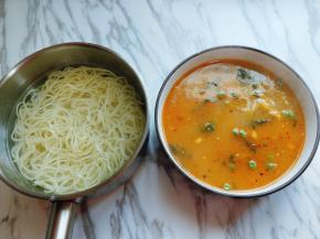 煮熟的拉面过冷水，将汤底倒入碗中。