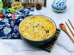 将煮熟的面夹入汤底碗中。