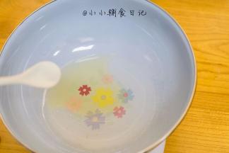 水+玉米油+盐混合，加盐是为了提味也可以不加