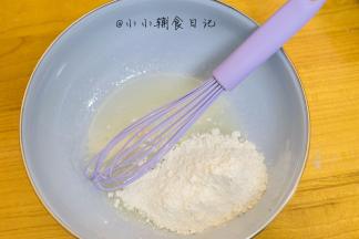 直接倒入低筋面粉拌匀，用我的方法不需要过筛