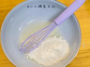 直接倒入低筋面粉拌匀，用我的方法不需要过筛