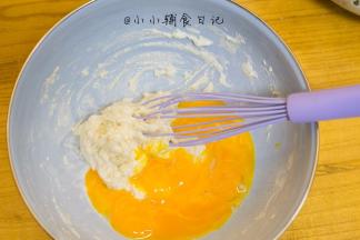 加入蛋黄拌成细腻的蛋黄糊