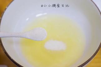 取无水无油的打蛋盆一个加入数滴白醋分一次性加入白砂糖