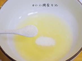 取无水无油的打蛋盆一个加入数滴白醋分一次性加入白砂糖