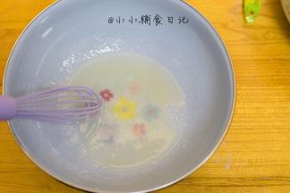 水跟玉米油还有盐要搅拌均匀，