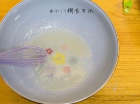 水跟玉米油还有盐要搅拌均匀，