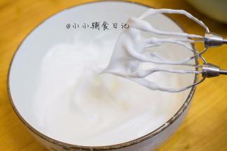 打至接近干性发泡状态，泡沫细腻有光泽 微微有点弯曲