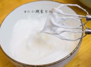 打至接近干性发泡状态，泡沫细腻有光泽 微微有点弯曲