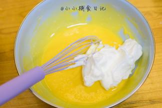 蛋黄糊加入三分之一蛋白霜混合均匀