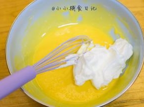 蛋黄糊加入三分之一蛋白霜混合均匀