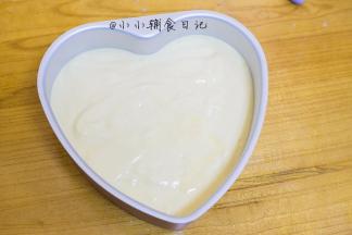 面糊倒入心形模具中，用力震去大气泡，也可以用八寸圆模