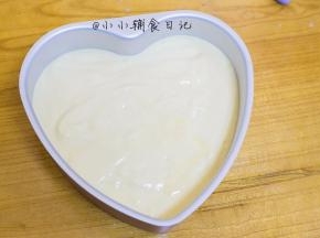 面糊倒入心形模具中，用力震去大气泡，也可以用八寸圆模