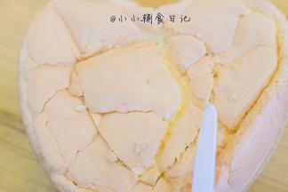 出炉倒扣晾凉后再脱模，用刀在蛋糕里挖一个洞