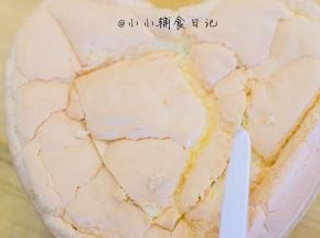 出炉倒扣晾凉后再脱模，用刀在蛋糕里挖一个洞