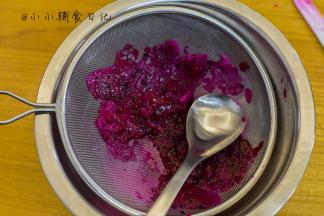 火龙果切块过滤成汁备用，
