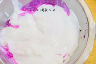 200g奶油打成有纹路的状态加入火龙果汁拌匀