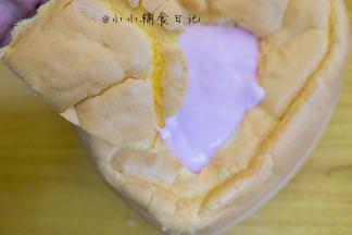 将奶油涂挤在蛋糕里面，盖上上面的蛋糕片