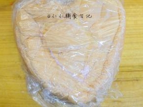 用保鲜膜包起来，反着放入冰箱冷藏，