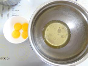 将鸡蛋蛋清和蛋黄分离，蛋黄用保鲜膜覆盖起来防止表面干燥结皮