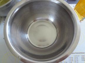 将水称好放入打蛋盆中