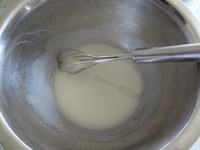 用手动蛋抽搅拌乳化，这步很重要乳化不到位会出现布丁层，乳化到表面没有油星