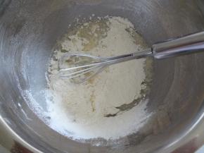 加入过筛的面粉，面粉一定要过筛不可以省略