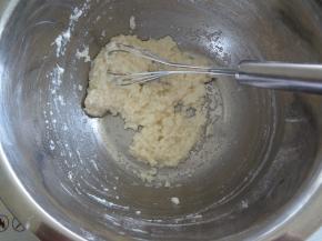 用手动蛋抽Z或者J字手法混合至没有干粉颗粒就可以，不要过度搅拌容易起筋