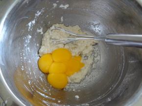 加入蛋黄，我用的后蛋法，同样的手法混合均匀