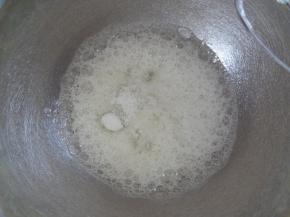 接下来打发蛋白，先用高速打出大鱼泡眼加入第一次糖