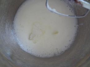 然后用中速打发到小泡泡加入第二次糖