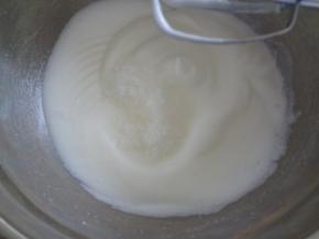 继续打发出现纹路后加入第三次糖，保持用低速打发