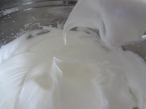 提起打蛋器出现大弯钩就可以了，湿性发泡就可以，打的太硬容易开裂