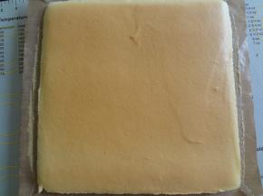 烘烤完成后连油布一起拎出放在烤网上，四周油布撕开散热晾凉