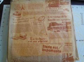 晾冷后表面盖上油纸连油布一起倒扣撕开油布，然后再次翻过来