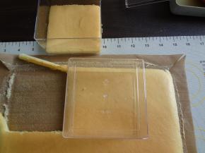 用蛋糕盒压出和盒子尺寸大小一样大的蛋糕块，一共4块