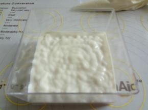 蛋糕上面挤上酸奶，酸奶最好是浓稠的水分不要太多，然后放入西瓜块，水果可以根据自己的口味换