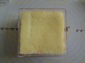 再放一块蛋糕块，再挤上酸奶码上西瓜和蓝莓就可以啦！