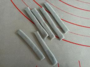 再切一些小条，做猪猪衣服的背带