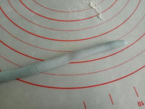 剩下的面团重新揉合，搓长条不要太细哦，跟步骤15的粗细一样