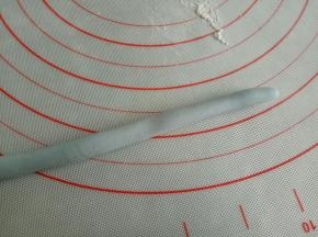 剩下的面团重新揉合，搓长条不要太细哦，跟步骤15的粗细一样