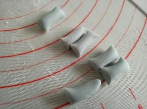 分别切出6条长度大概2cm左右的圆柱条，作为猪猪的小短腿儿