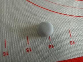 2克左右的深蓝面团揉圆，压扁