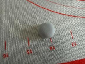 2克左右的深蓝面团揉圆，压扁