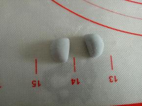 从中间切开，做小猪猪的肩膀