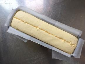 放入预热好的烤箱中，180度烤十分钟取出，在中间划口，再入烤箱，转170度烤25分钟