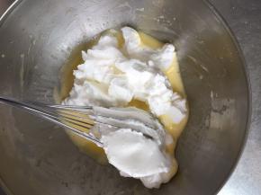 去一半量的蛋白霜与蛋黄糊翻拌均匀